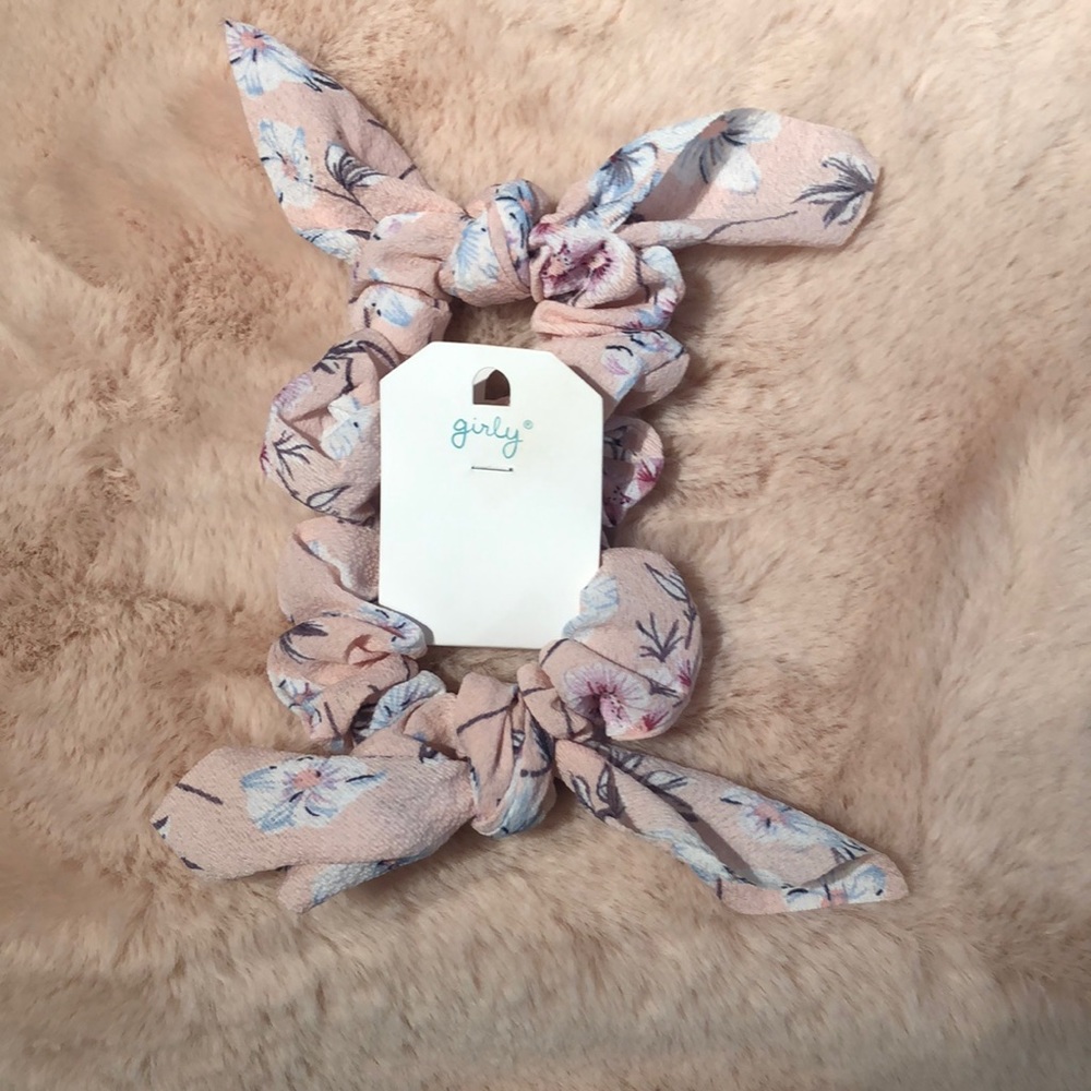 2 pink floral bow scrunchies new 🌸